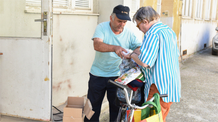 Anuncian el comienzo de la entrega de paquetes de alimentos a los más necesitados