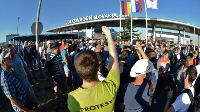 Thousands of Volkswagen Slovakia’s employees go on strike