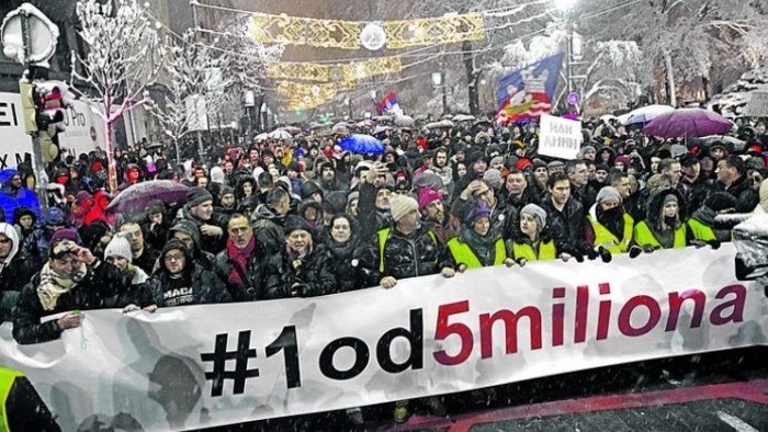 Tüntetéshullám Szerbiában