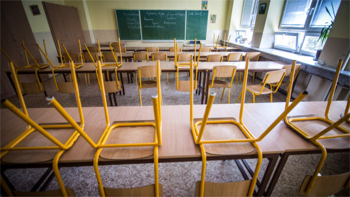 Sindicatos de Educación exigen incremento salarial, una parte de los maestros continúa en su huelga