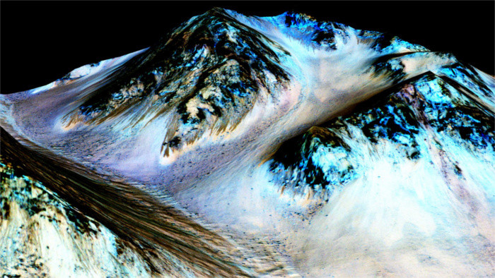 Flowing salt water on Mars is a big deal, say Slovak researchers