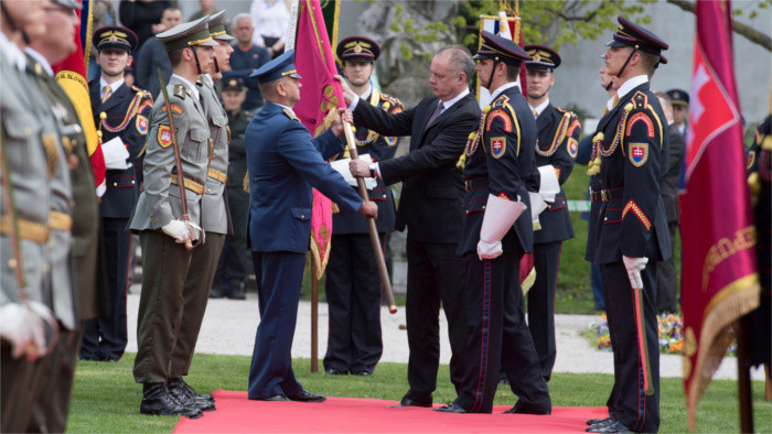 El presidente entrega banderas de combate a las unidades de Nitra a Sereď