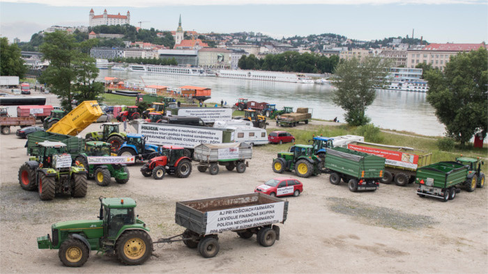 Les agriculteurs en colère sur leurs tracteurs stationnent  toujours à Bratislava      