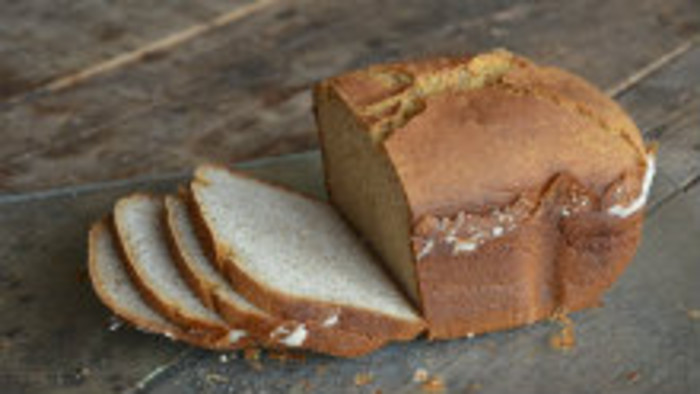Škoricový chlieb s hrozienkami a orieškami 