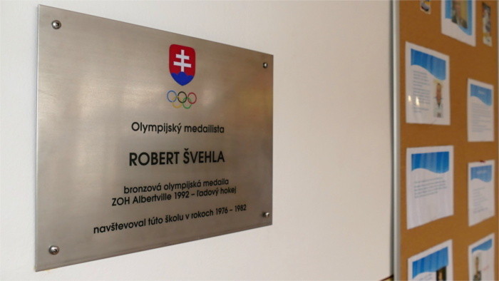 В честь хоккеиста Р. Швехлы установлена памятная доска на здании его школы