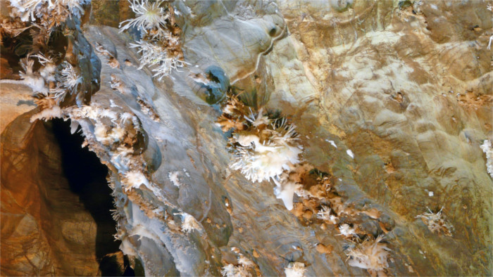Competición “Tesoros de la UNESCO” Cueva de aragonito Ochtinska -séptima ronda