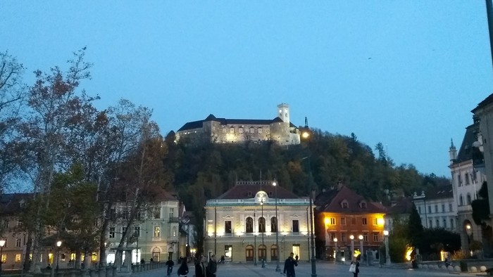 Ljublana - vecerny hrad.jpg