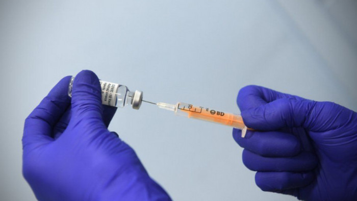 Az AstraZeneca vakcinája biztonságos, a vérrögképződés csak egy nagyon ritka mellékhatása