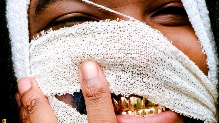 Album týždňa: Genesis Owusu – Smiling With No Teeth
