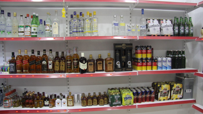Ponuka alkoholu v malom obchode v jednej z obci╠ü v irackom Kurdistane.JPG