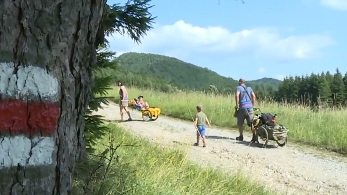 Slovenská rodina prešla pešo 770 kilometrov aj s malými deťmi