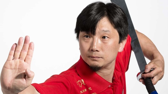 Kung-fu majster sa kvôli synovi naučil šibať