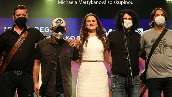 Michaela Martykanová so skupinou.jpg