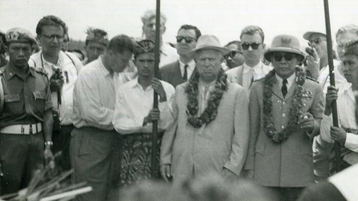 Ruppeldt_Dušan_Návšteva Nikitu Chruščova v Indonézii. D. Ruppeldt druhý zľava.jpg