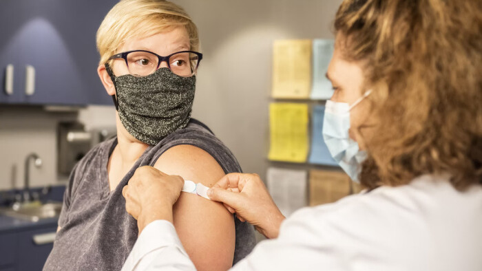 Máte protilátky a odkladáte očkovanie? Jasné slová odborníčky