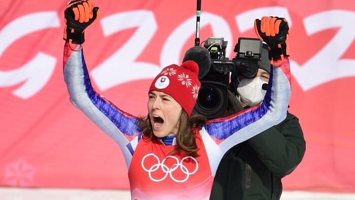 Petra Vlhová sa teší z prvého olympisjkého zlata.jpg
