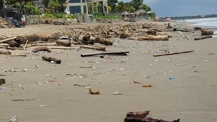 Plaze plne odpadu Bali.jpeg