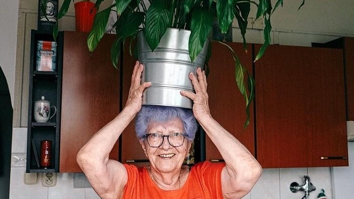 Má 86 rokov, modré vlasy a plno energie. Poznáte Blue Grandma?