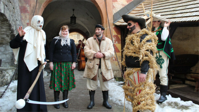 Orava celebra los Carnavales de manera insólita