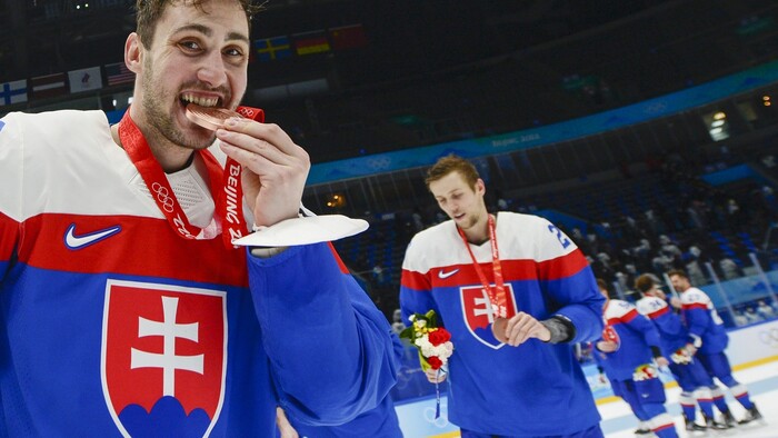 Slovenskí hokejisti Jurčo a Marinčin s bronzovými medailami.jpg