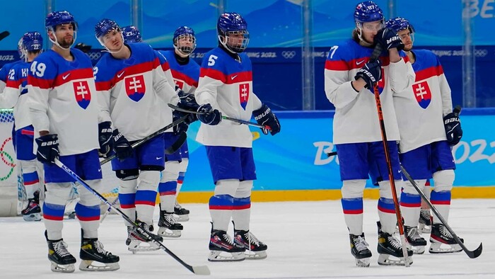 Smutní hokejisti Slovenska po prehre na olympiáde v Pekingu.