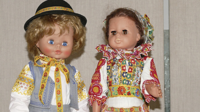 Veronika Cetliová vyšíva kroje pre bábiky a organizuje výstavy ďalších bábikárok