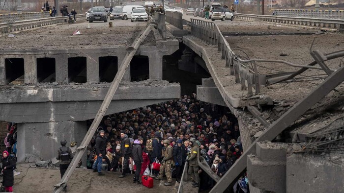Obvyatelia Kyjeva pod mostom pred evakuáciou pred Vojnou.