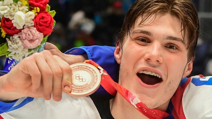 Juraj Slafkovský s bronzovou medailou na ZOH 2022.jpg