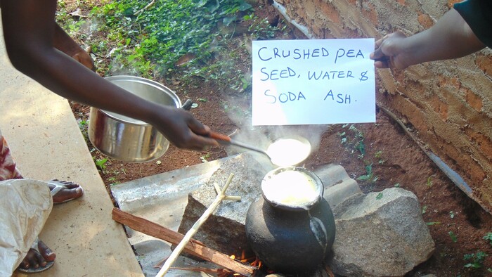 varenie pasty MAGIRA, v Ugande namiesto arašidov používajú nadrvenú fazuľu.JPG