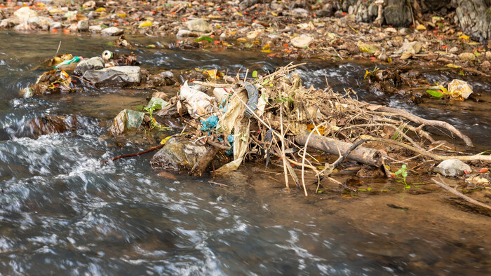 nával plastov v Laose nezvládajú.jpg