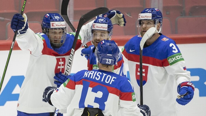 Adam Sýkora, Daniel Gachulinec, Michal Krištof a Adam Jánošík oslavujú Sýkorov premiérový gól na MS v hokeji 2022