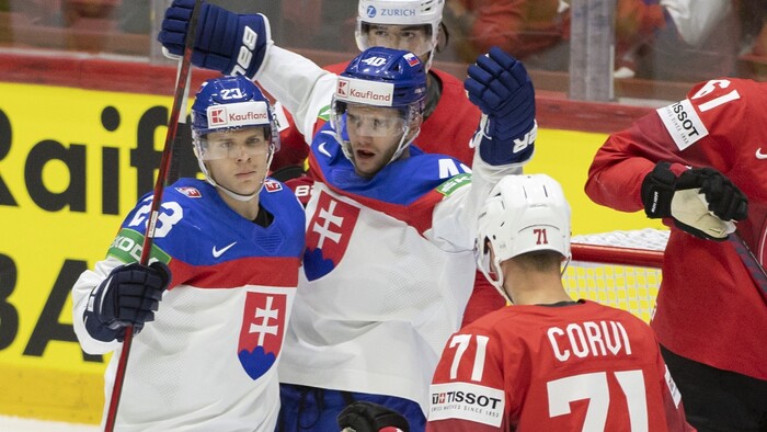 Slovenskí hráči po góle proti Švajčiarsku na MS v hokeji 2022
