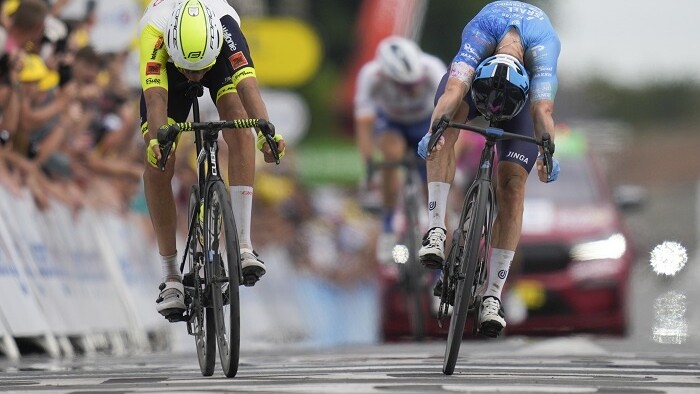 Simon Clarke v cieli 5. etapy Tour de France.