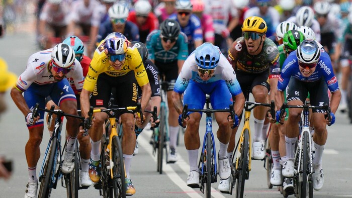 Šprint v závere tretej etapy Tour de France 2022.jpg