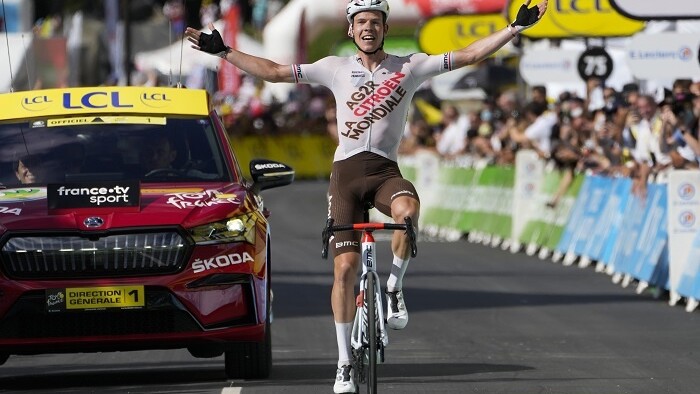 Bob Jungels ako víťaz v cieli etapy Tour de France