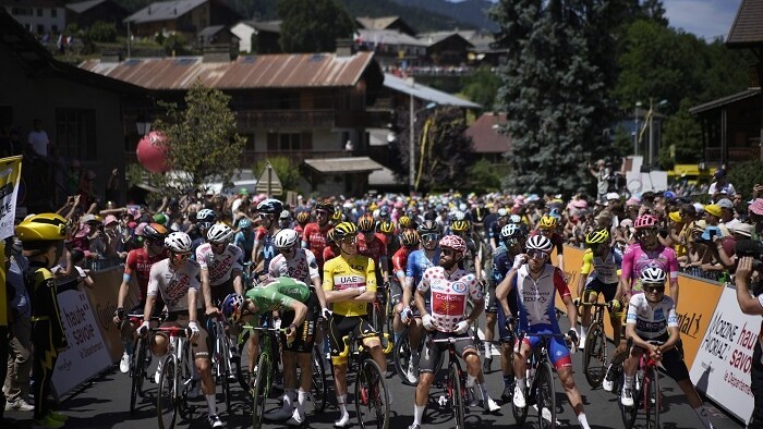 Cyklisti na štarte etapy Tour de France