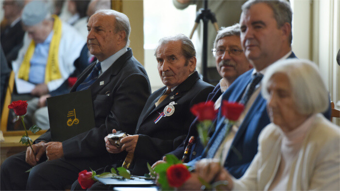 В г. Пьештяны ветеранам вручили медали в честь годовщины Словацкого народного восстания