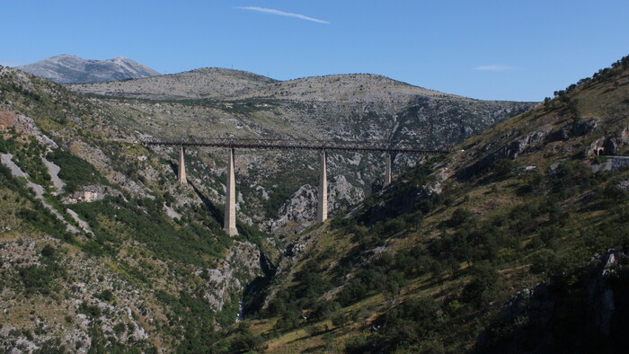 4 Cesta vlakom do Albánska je záživná, hlavne v Čiernej hore.JPG