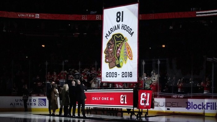 Свитер хоккеиста Мариана Хоссы с номером «81» вечно будет висеть над стадионом в Чикаго!