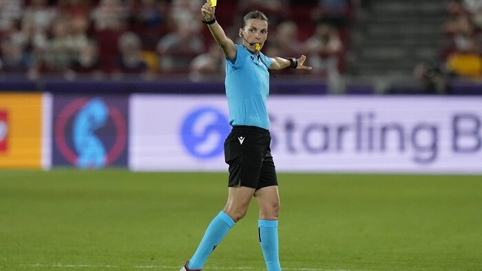 Rozhodkyňa Stéphanie Frappartová počas zápasu udeľuje žltú kartu