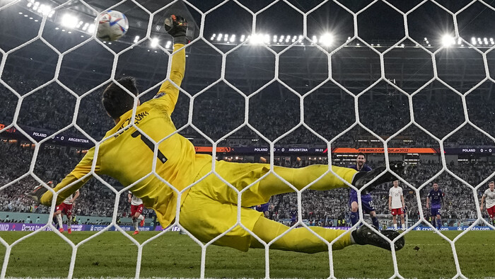 Futbal: Argentína postupuje z prvého miesta, Poliaci o skóre pred Mexikom