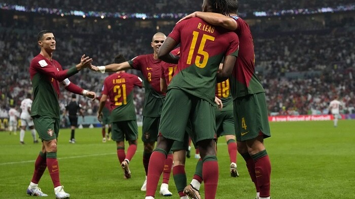 Portugalskí futbalisti oslavujú gól