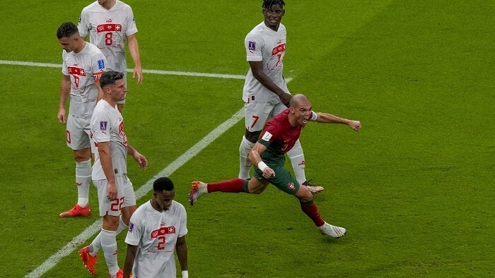 Radosť portugalského futbalistu Pepeho po góle proti Švajčiarsku