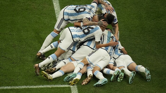 Argentínski futbalisti v kúpke radosti.jpg
