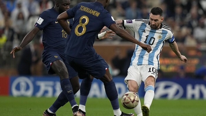 Lionel Messi proti francúzskym hráčom.jpg