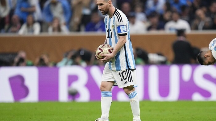 Lionel Messi si stavia loptu na penaltu.jpg