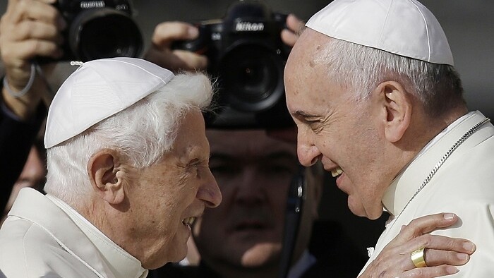 Pápež Benedikt XVI a pápež František.jpg