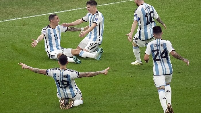 Radosť argentínskych hráčov po druhom góle Francúzom.jpg