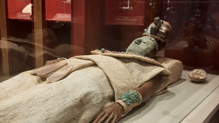 ¨erven† kr†Ėovn†, Pakalova manßelka v Palenque Archeologickom m£zeu (1).jpg