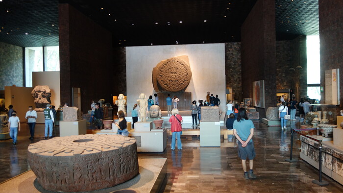 Muzeum antropologicke s aztāckym slneünžm diskom v pozad°, Mexico (2).JPG